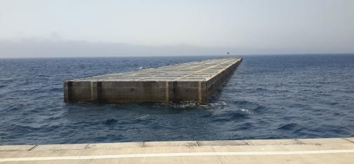 Blick auf die hochhaushohe Produktionsanlage der Schwimmkästen am Hafen Los Marmoles in Arrecife auf Lanzarote. 