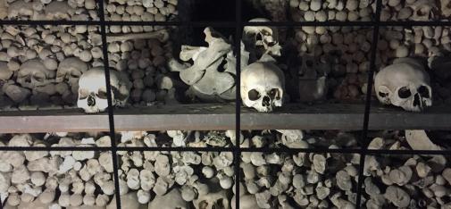 Feuchtigkeit und Salze hatten dem Mauerwerk der drei oben abgebildeten historischen Bauwerke stark zugesetzt. Blick auf einen der Knochenberge im Beinhaus in Sedlec. 